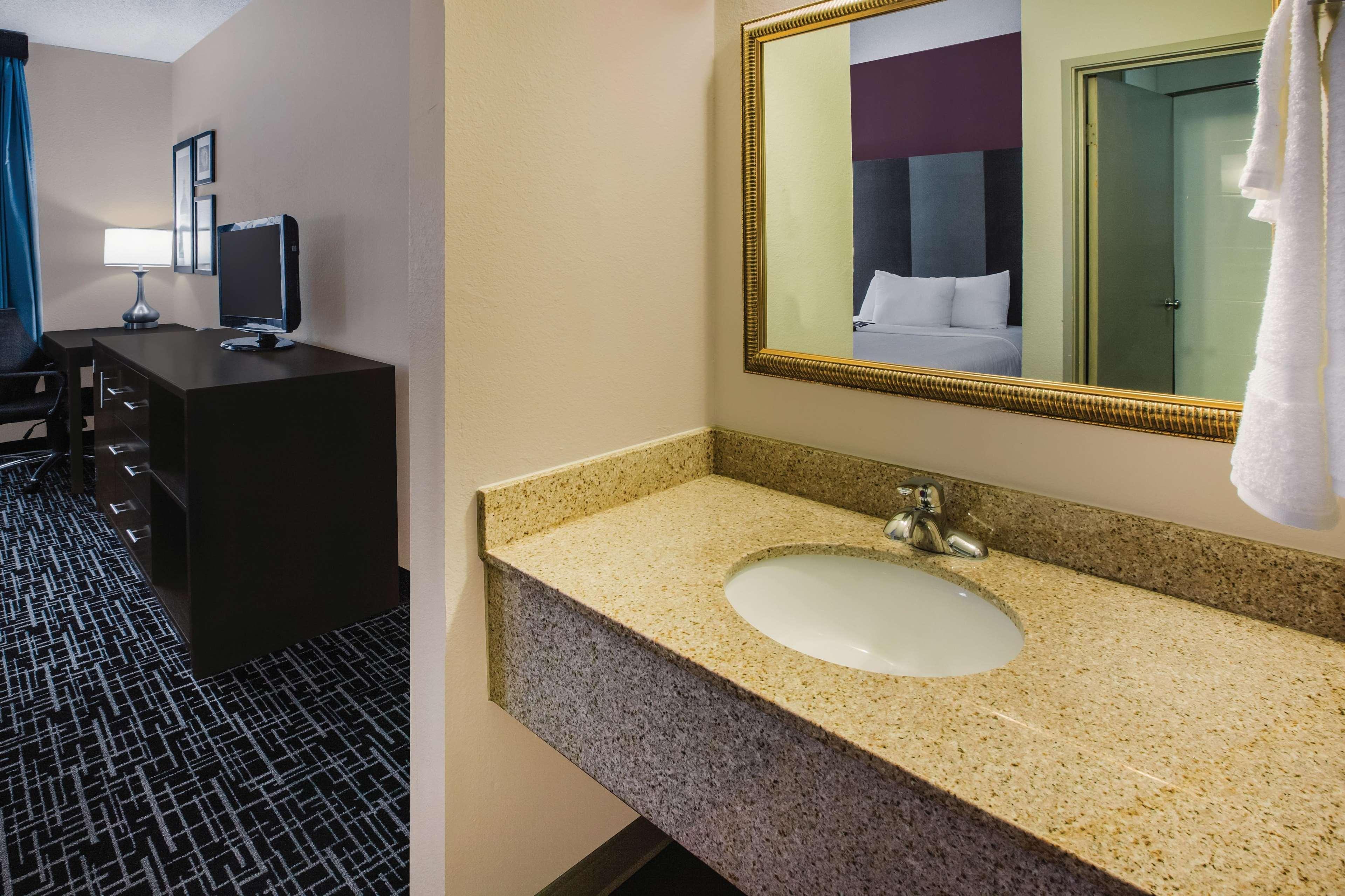 La Quinta Inn By Wyndham Indianapolis North Экстерьер фото