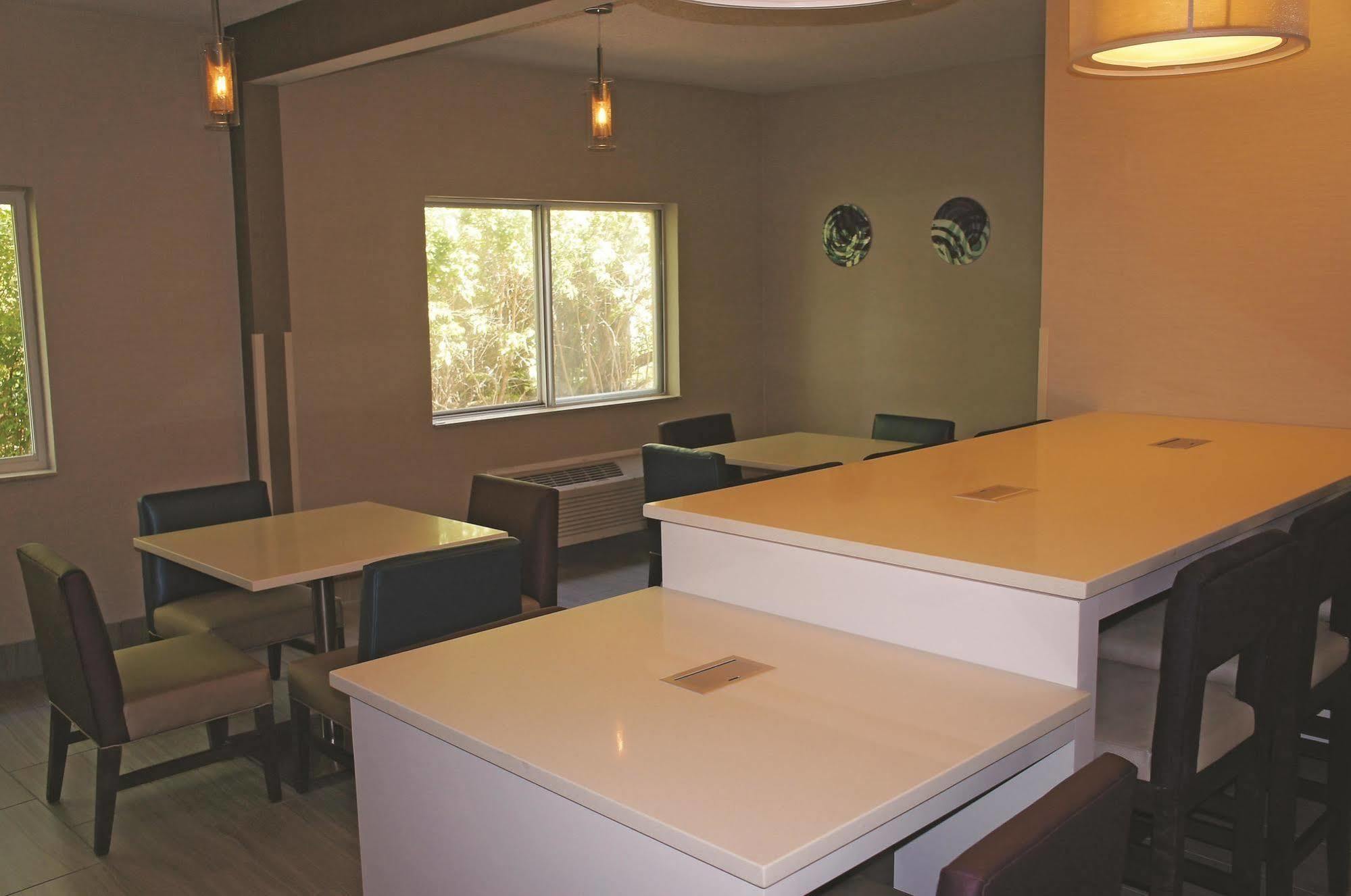 La Quinta Inn By Wyndham Indianapolis North Экстерьер фото