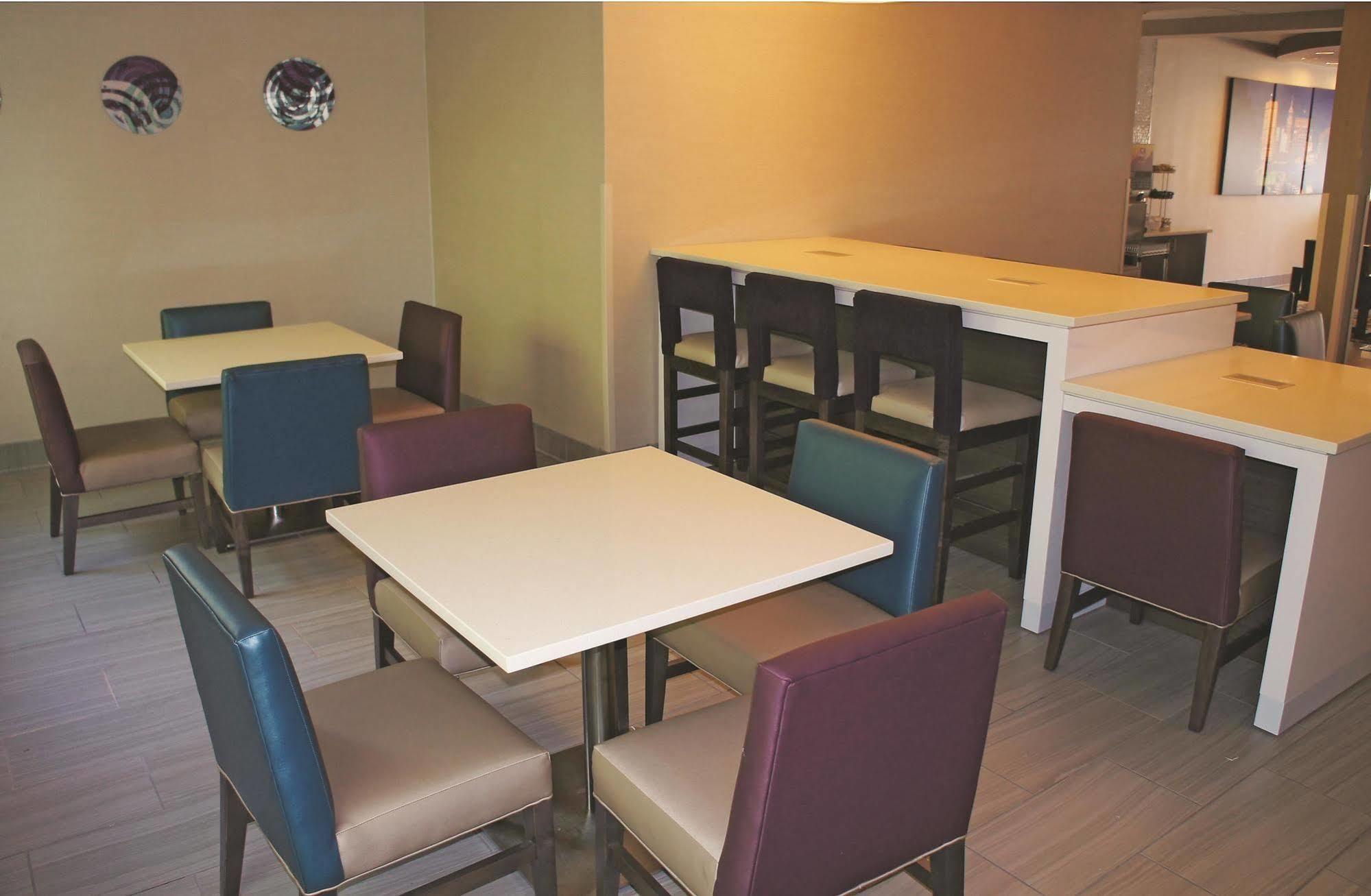 La Quinta Inn By Wyndham Indianapolis North Экстерьер фото
